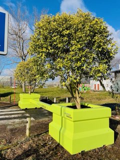 Barrière anti-bélier avec végétal 